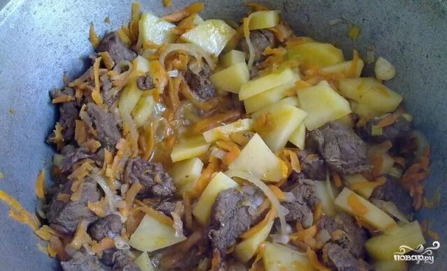 Как потушить капусту с картошкой и мясом. Тушёная капуста с картошкой и мясом. тушёная картошка с капустой и мясом в кастрюле. мясо с картошкой и капустой в казане. тушёная капуста с мясом и картошкой в казане.