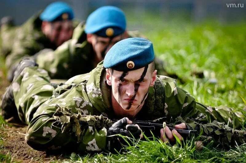 Солдат вдв. Солдат. Солдаты в армии. Солдат с книгой. Стих чтобы не было войны.