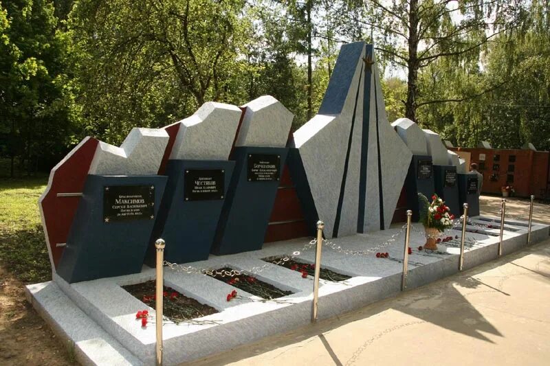 Кладбище. Кладбище батиньоль могила бенуа. Кладбище дубки. Югозападное кладбище г воронеж. Южное кладбище курск.