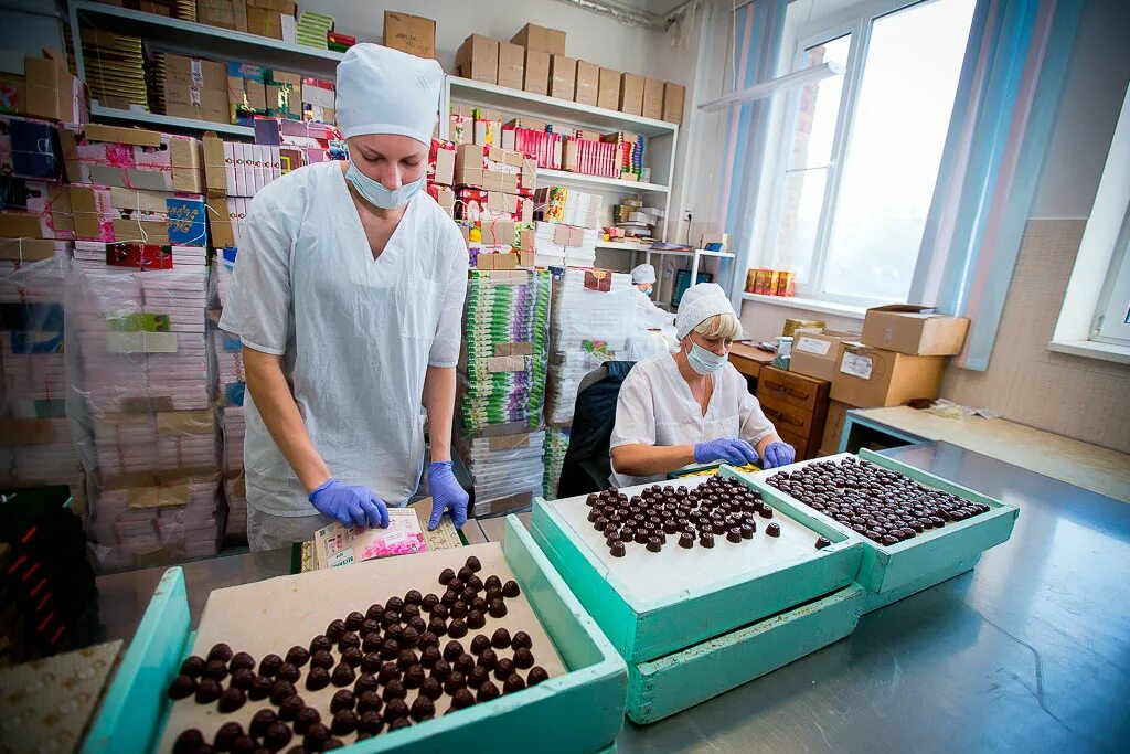 Повар кондитер. Фотосессия кондитера. Продавец в кондитерском отделе. Кондитер работа владивосток работа. Фабрика приморский кондитер владивосток.