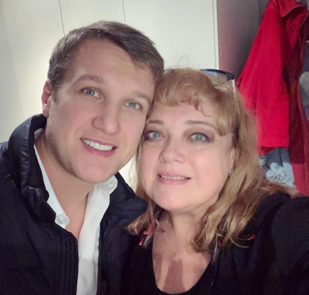 Руденко чей сын. Кирилл кириллович макеенко. Анатолий руденко с мамой. Анатолий руденко 2022. Руденко чей сын.