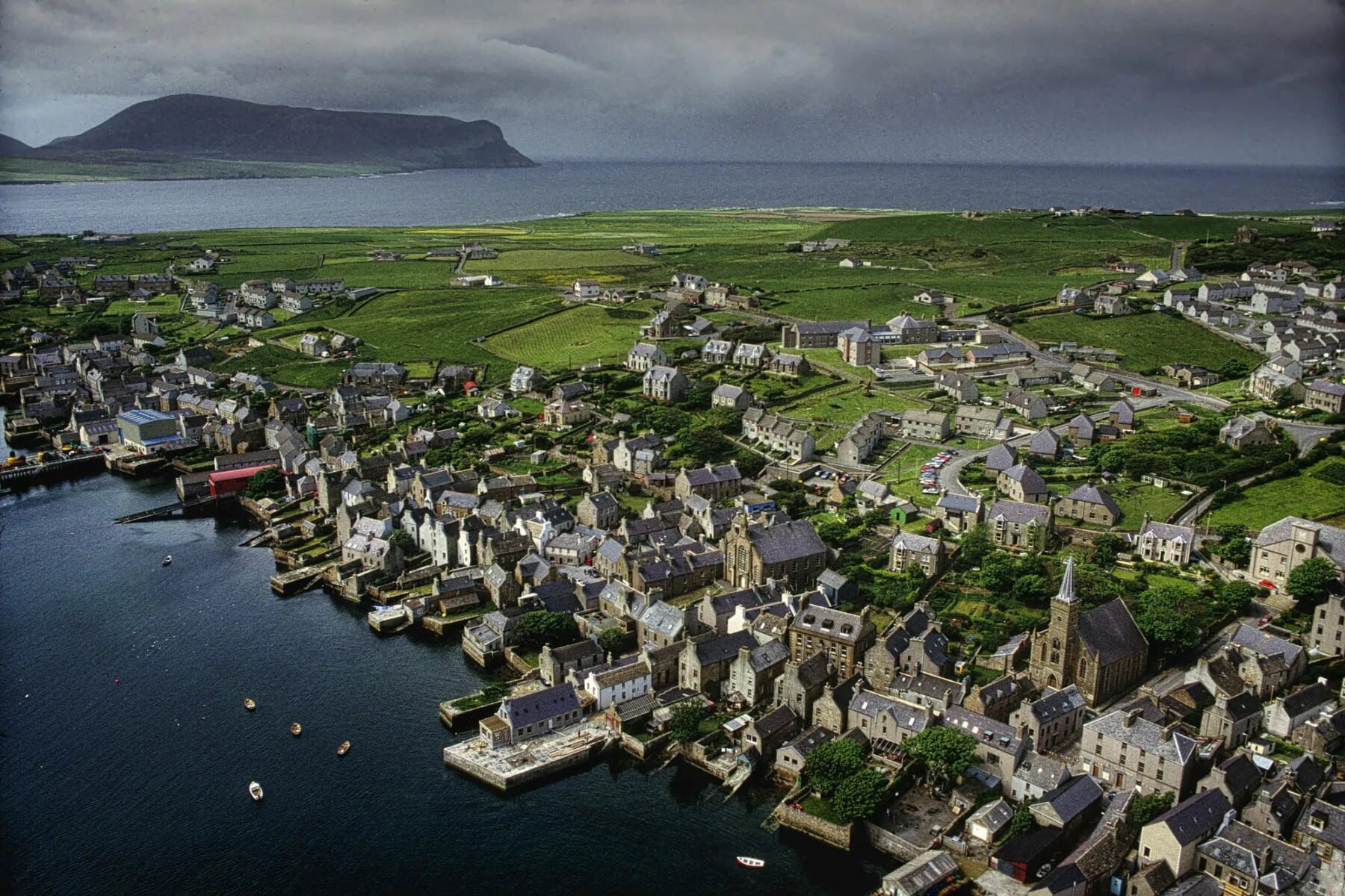 Сколько жителей в острове. Оркнейские острова Шотландия. Керкуолл Оркни. Керкуолл Оркнейские острова. Керкуолл Шотландия.
