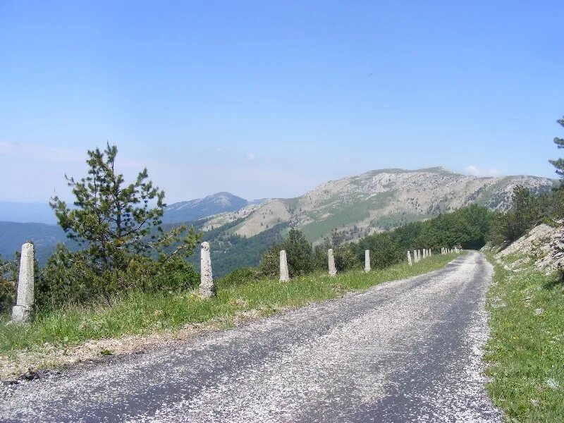 Романовское шоссе ялта. Высота никитского перевала в крыму. Ролик с никанорычем по дорогам крыма. Романовская тропа в крыму. Романовская дорога алушта.