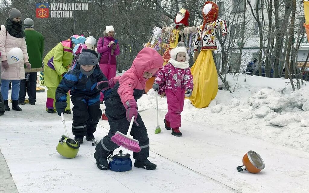 Веселые старты на Масленицу на улице. Масленица Мурманск. Веселые старты на улице школа Масленица.