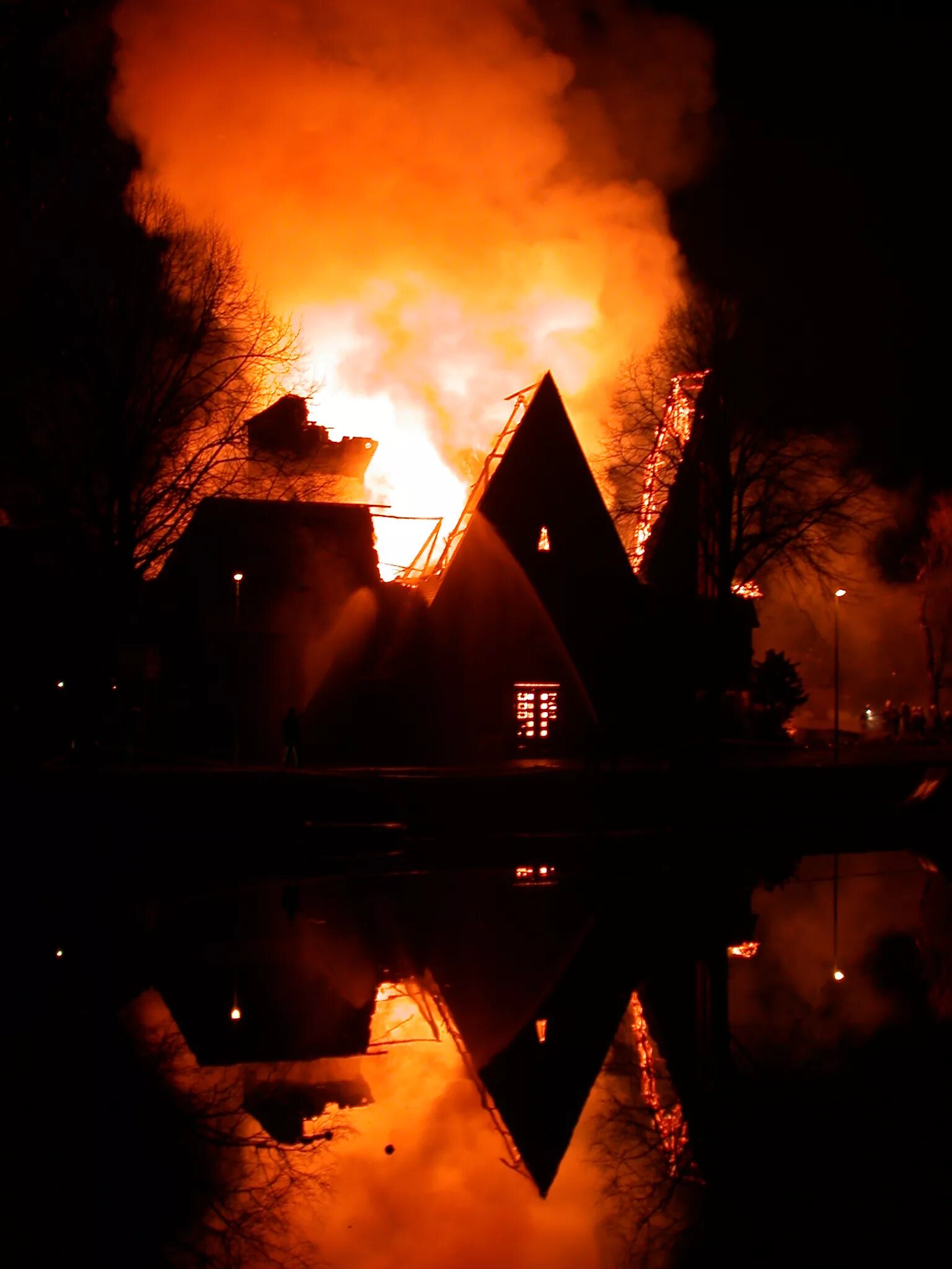 Lp house on fire. Idioms related to houses. Get on like a house on fire перевод идиомы. Get on like a house on fire идиома. Arson fire.