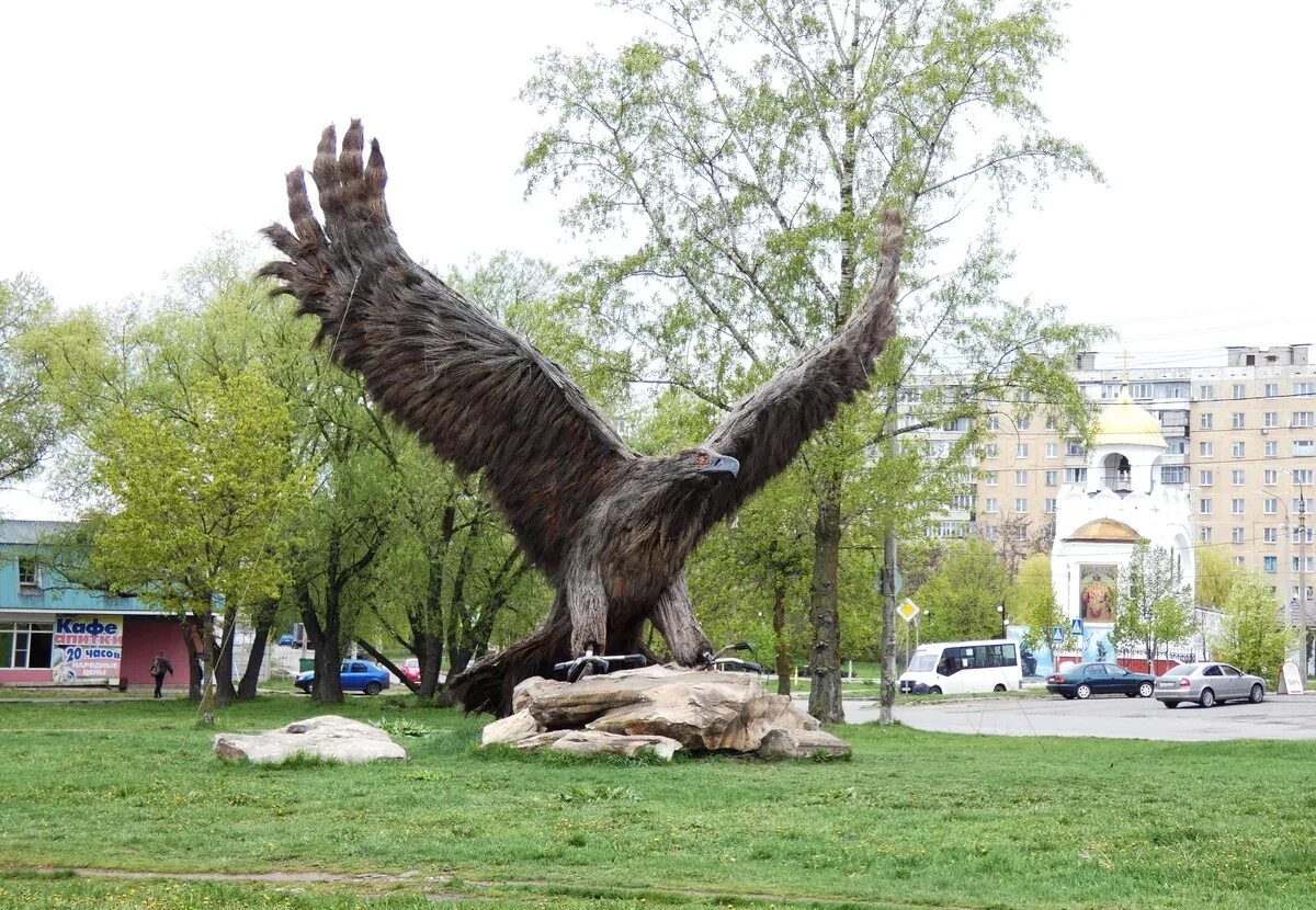 Город орёл достопримечательности. Город орёл достопримечательности. Где в орле делают. Город орел скульптура "орел-основатель". Достопримечательности заводского района города орел.