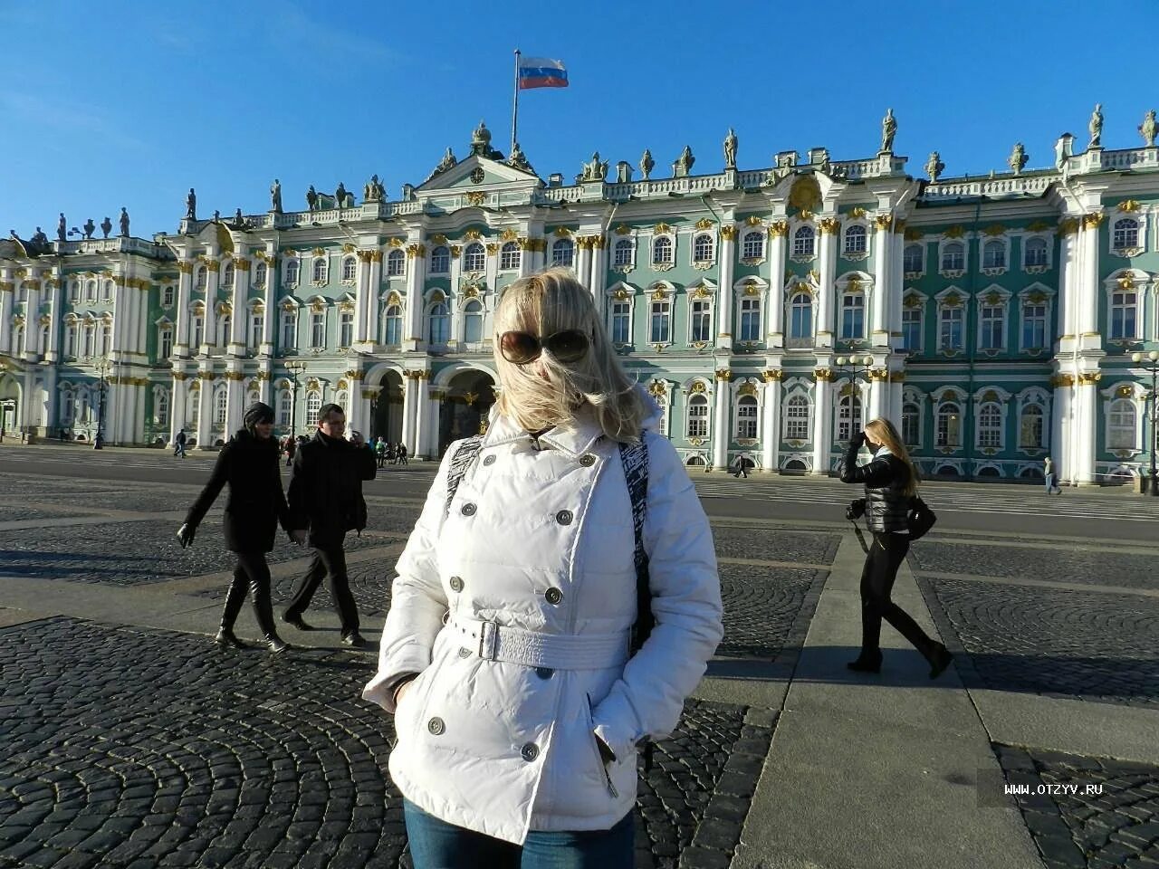 Как одеться в санкт петербурге сейчас. Туристы в петербурге. женщины санкт петербурга. блондинка в питере. женщина в питере.