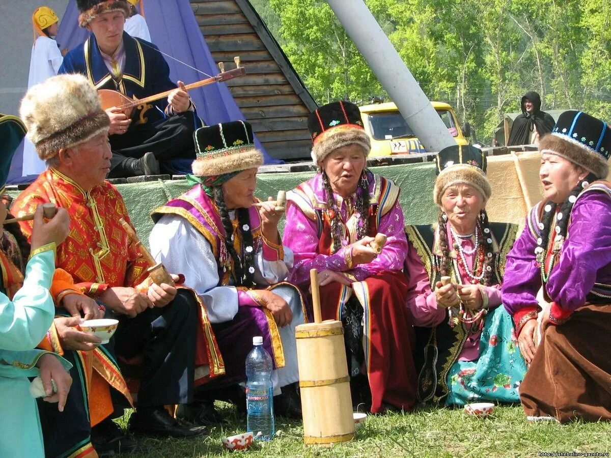 Алтайский коренной народ. Кумандинцы Алтая национальный костюм. Народы Алтайского края кумандинцы. Алтайский край алтайцы в национальных костюмах. Тубалары - коренной народ Алтая.