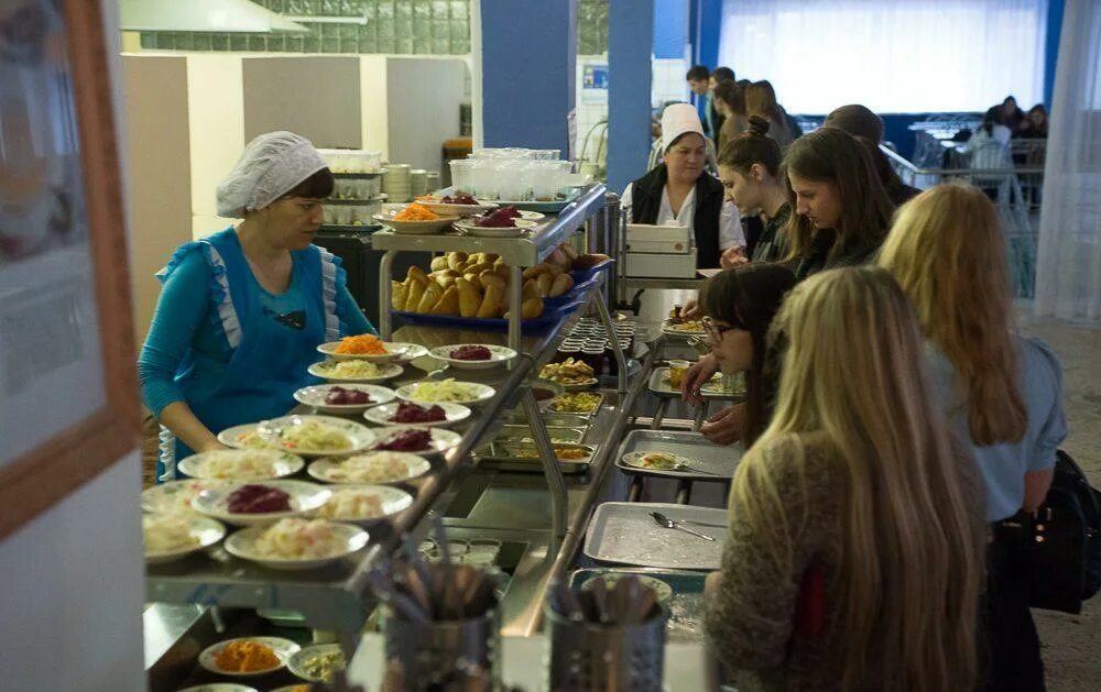 Еда в студенческой столовой. Питание в учебных заведениях. Еда в столовой. Столовые в школах. Буфет столовая в московских школах.