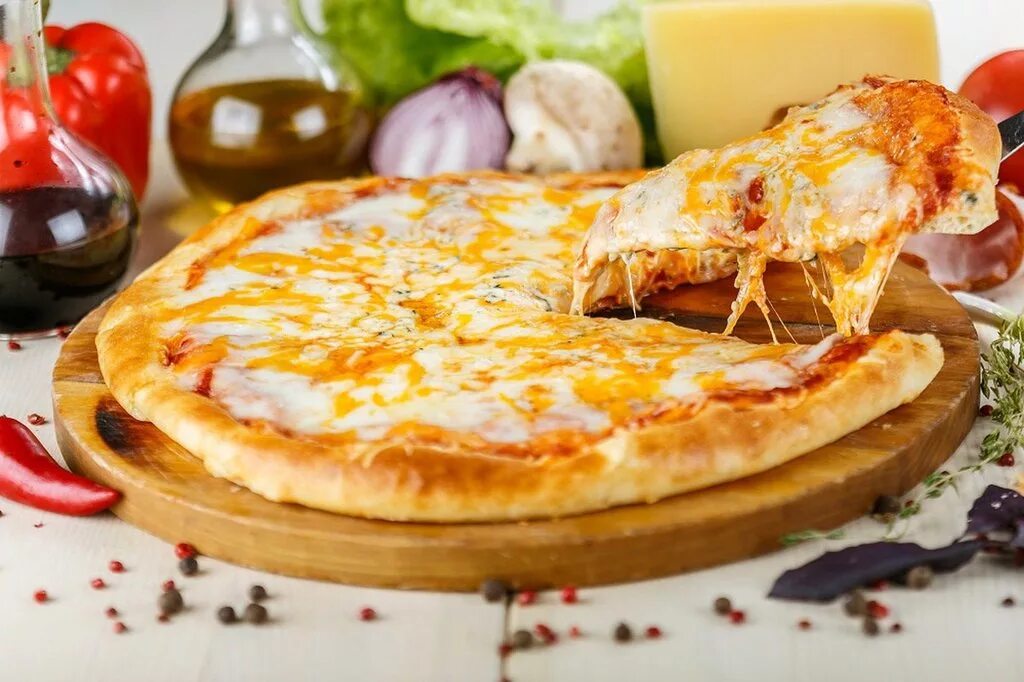 Сырная пицца. Пышная пицца. Пышное тесто для пиццы. Итальянская пицца на пышном тесте. Толстая пицца.
