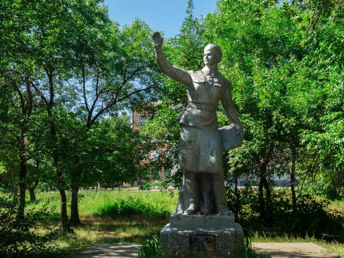 М расковой энгельс. Памятник Марине Расковой Саратов. Памятник Расковой в Энгельсе. Памятник Марине Расковой в г Энгельс.