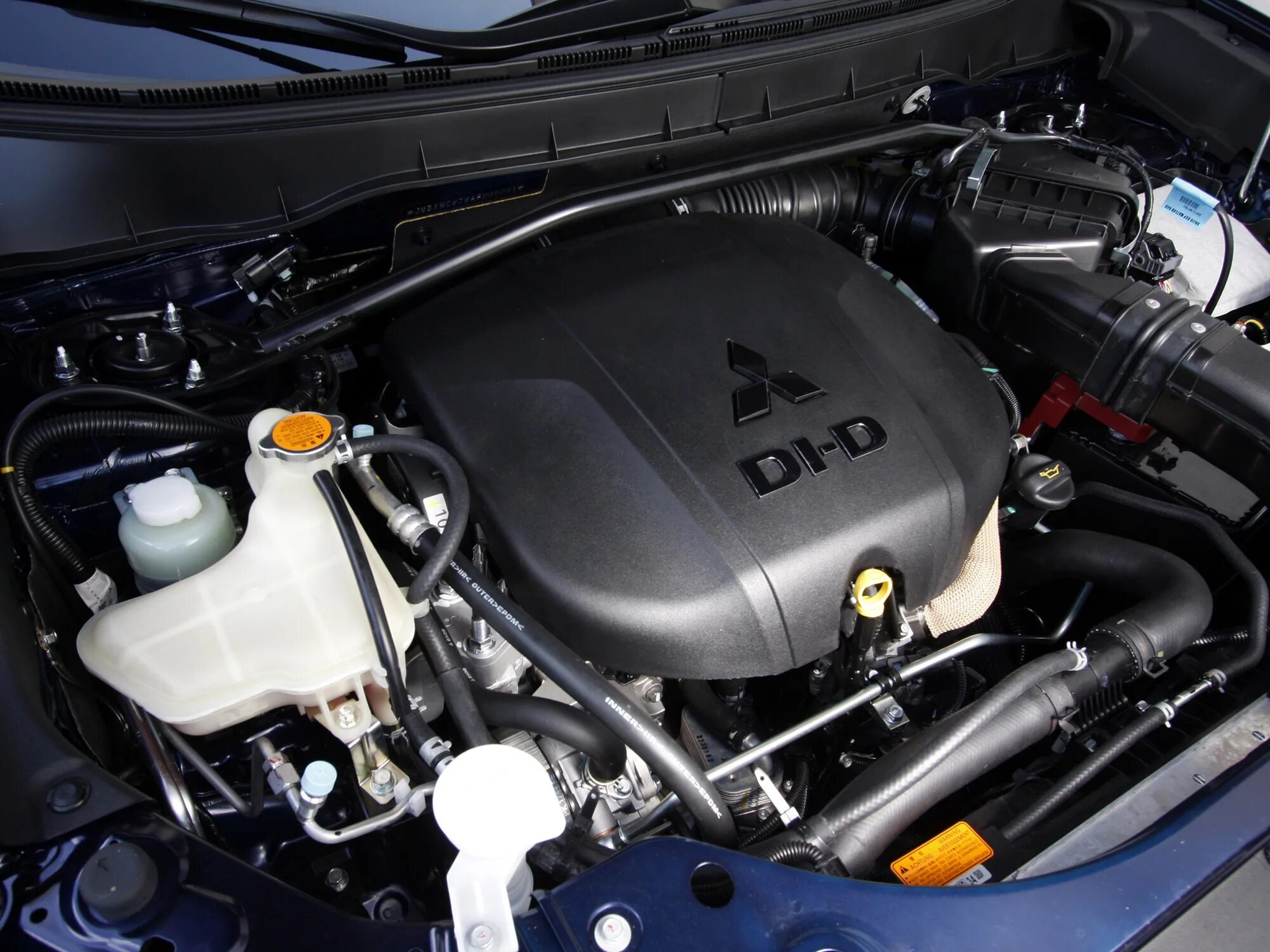 Двигатель Мицубиси Аутлендер дизель. Outlander XL 2.0 под капотом. Мицубиси Аутлендер 2008 под капотом. Аутлендер дизель 2.3.