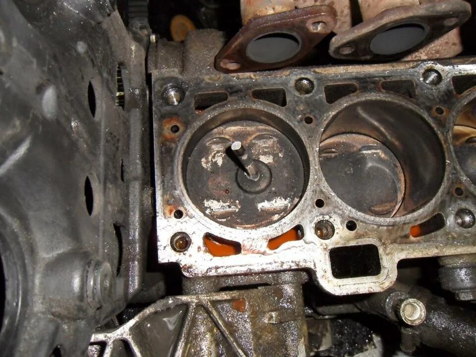 Порвался ремень можно ли ехать. Загнуло клапана VW 2.0 TDI. Фиат Браво 1.6 16v загнуло клапана. B12s1 клапана загнуло. Загнуло клапана 2.0 TDI 150.