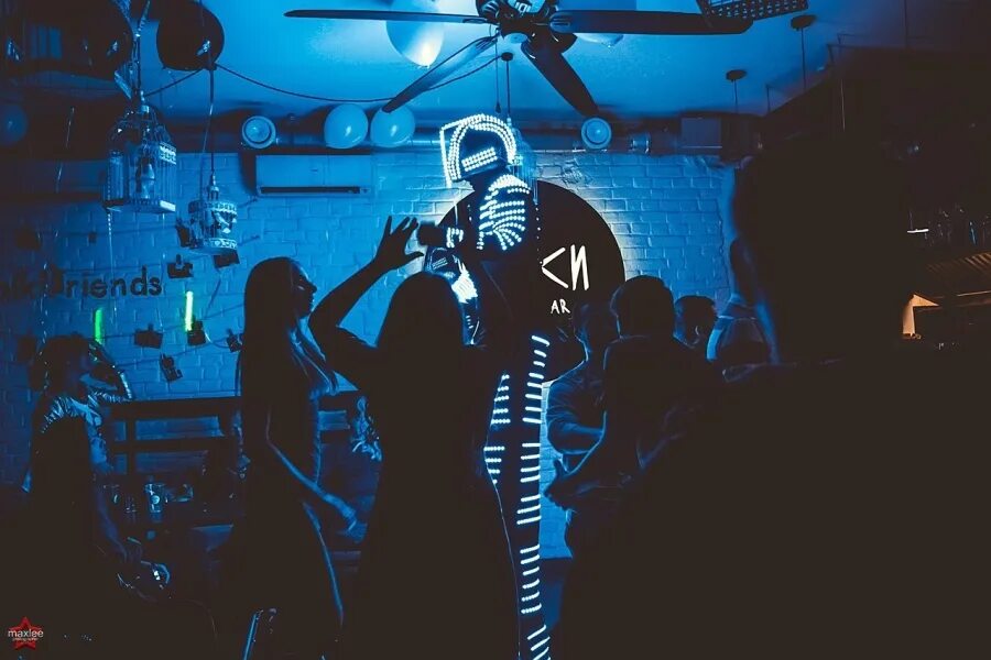 Zomb она горит на танцполе. Танцпол горит. Зомб - горит на танцполе. Bodybangers sunglasses at night. Клубная вечеринка.