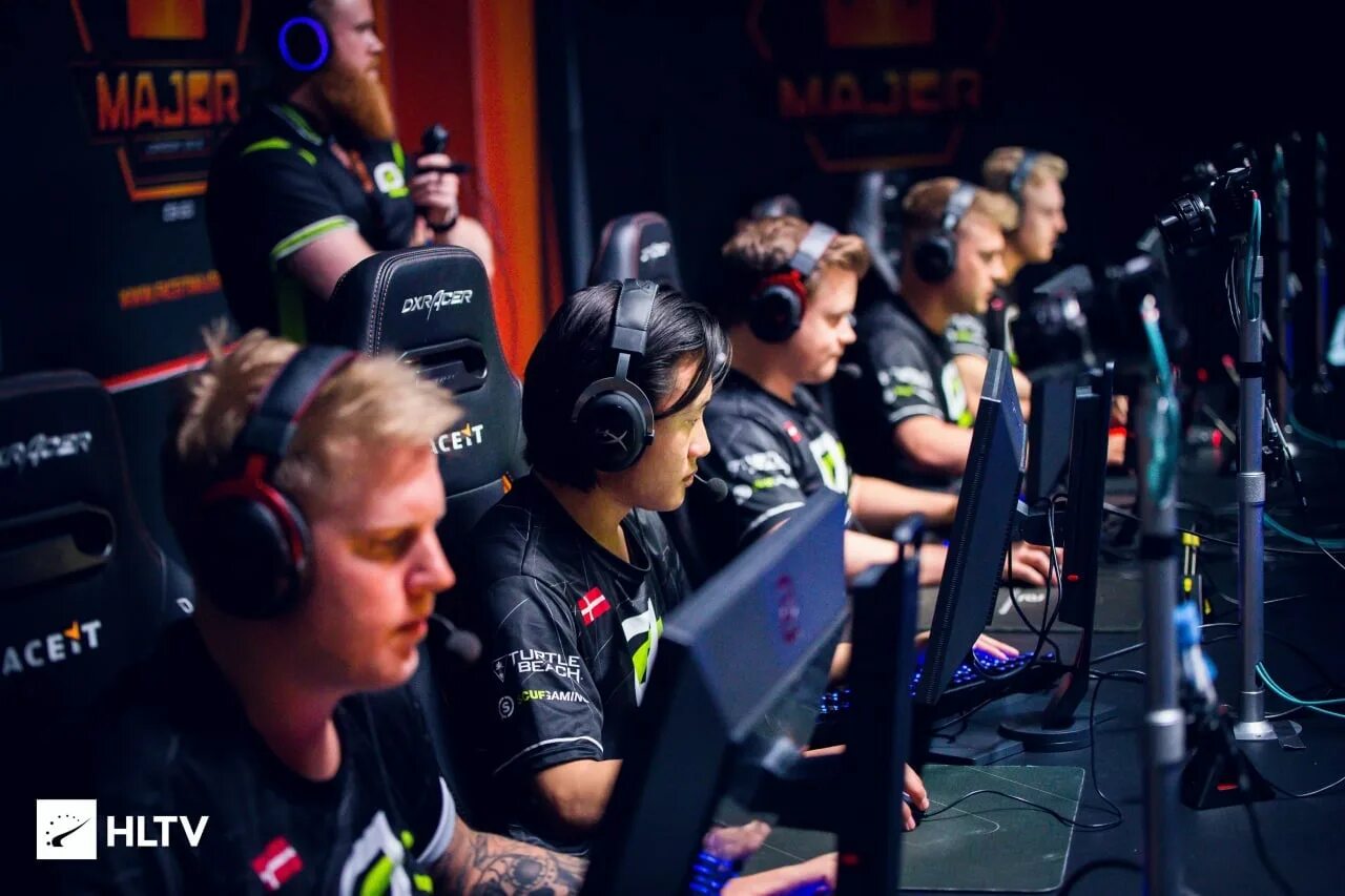 Киберсмпортсмены ксго. Arfor gaming. Кибертурнир cs go. Игрок в компьютерные игры. Геймеры.