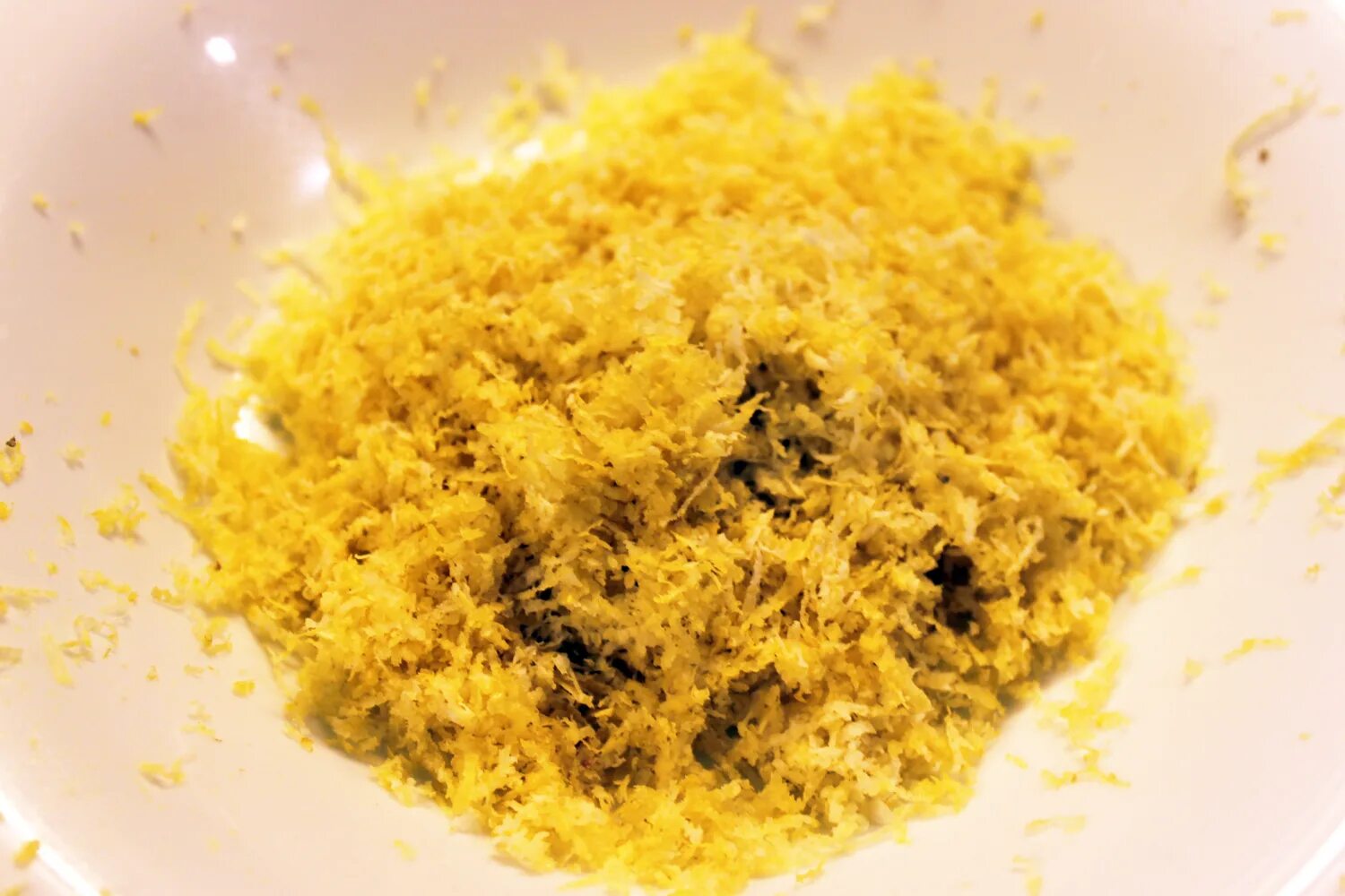 Натертая цедра лимона. Лимонная кожура. Лимон на те. Натертый лимон. Натертый лимон.