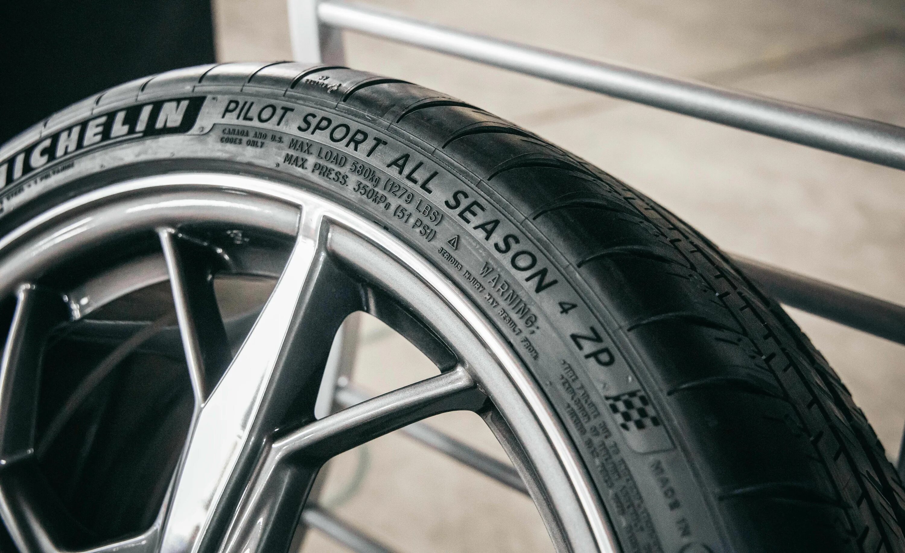 All seasons sport. Michelin Pilot Sport 4s. Мисшен резина на Корвет.