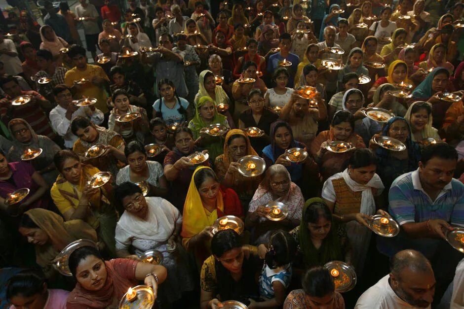 Индуизм в индии. Индийская женщина молится. Буддистский храм в казани. Индийская девушка молится. Индуизм молитва.