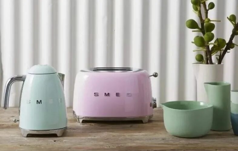 Smeg на русском. Смег чайник и тостер. электрочайник smeg klf03pgeu. тостер smeg tsf01pkeu розовый. чайник smeg klf05bleu.