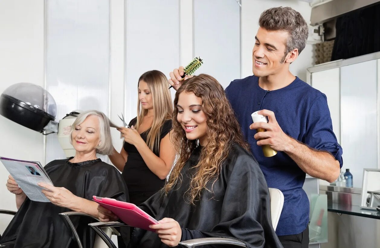 Клиент в парикмахерской. Профессия парикмахер. Мастер стилист парикмахер. Профессия парикмахер. Мастер салона красоты.