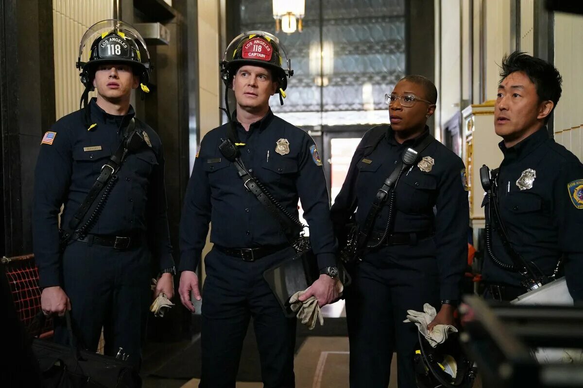 Служба спасения 911 1989. 911 служба спасения сериал 1 сезон. 9-1-1 сериал. служба спасения фильм 2018.