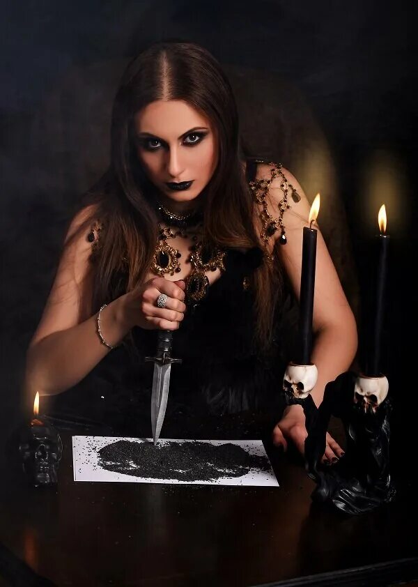 Ритуал проводят. Магические свечи. Колдунья со свечами. Ведьма колдовство. Ведьма порчи.