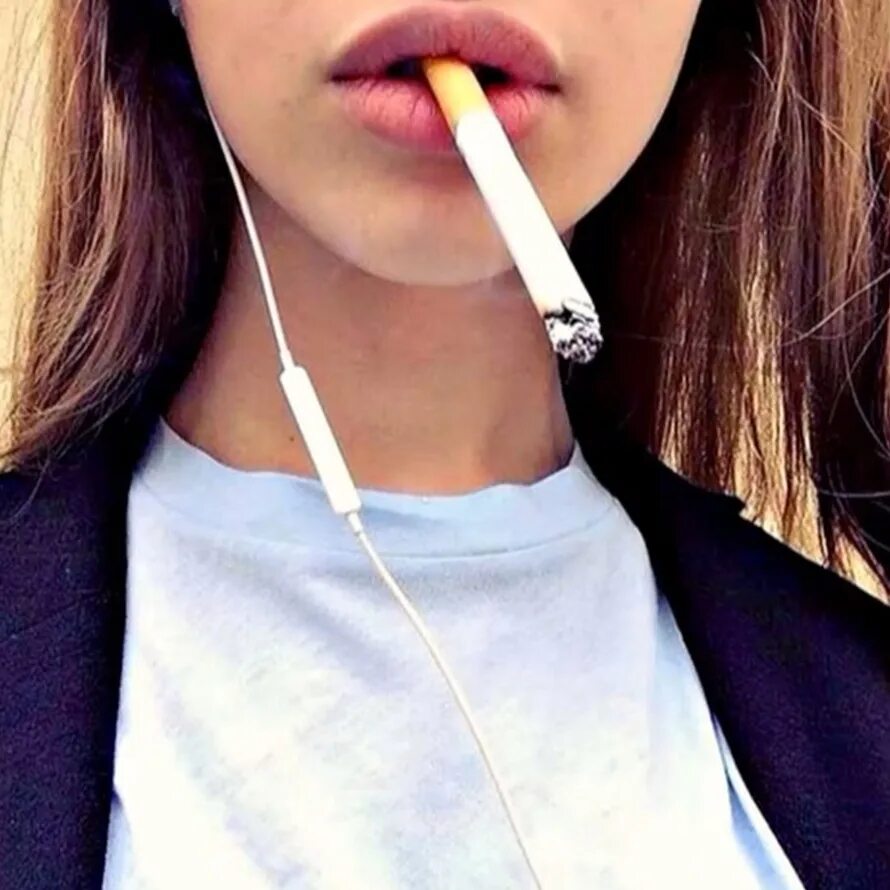 10 класс она курит в первый. Девушка с сигаретой. Молодая девушка с сигаретой. Девушка с сигаретой без лица. Девушка с сигаретой на аву.