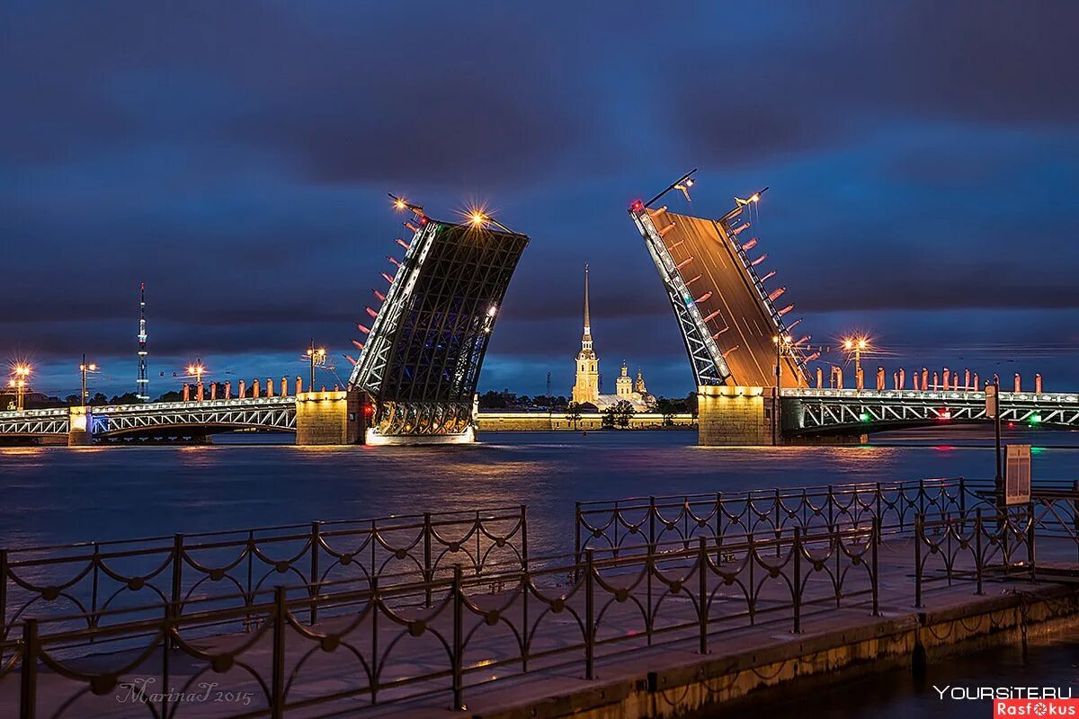 Дворцовый мост санкт петербург кратко. Дворцовый мост в Санкт-Петербурге. Дворцовый мост и Петропавловская крепость. Питер разводной мост Петропавловская крепость. Дворцовый мост мост Питер.