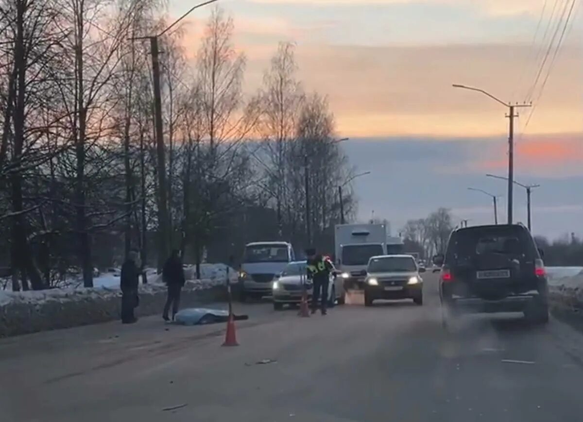 Автомобиль для городских улиц. Тойота ленд крузер 200 дтп. Последние происшествия великий новгород. Авария великий новгород. Авария тойота ланд крузер великий новгород.