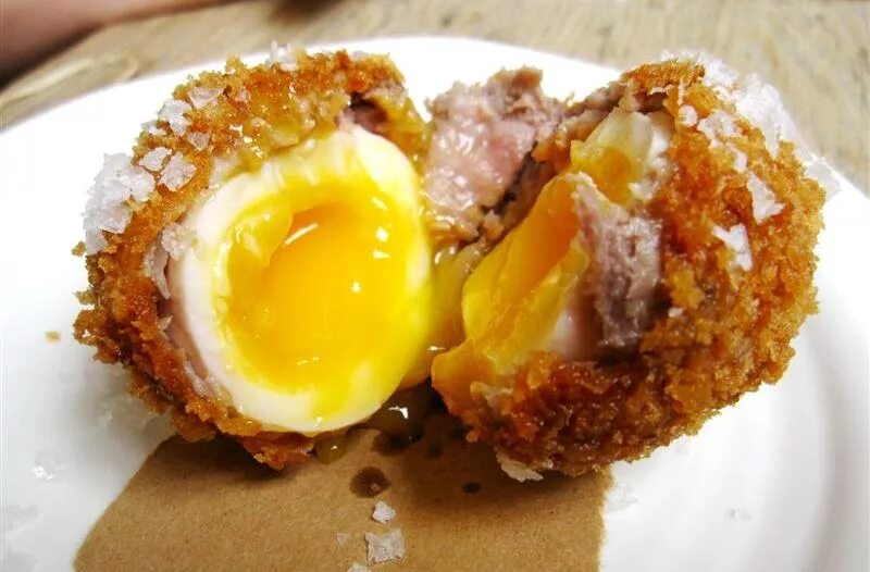 Желток в фарш. Яйцо по-шотландски. Scotch Eggs (яйца по-шотландски). Котлета с яйцом. Яйцо во фритюре.