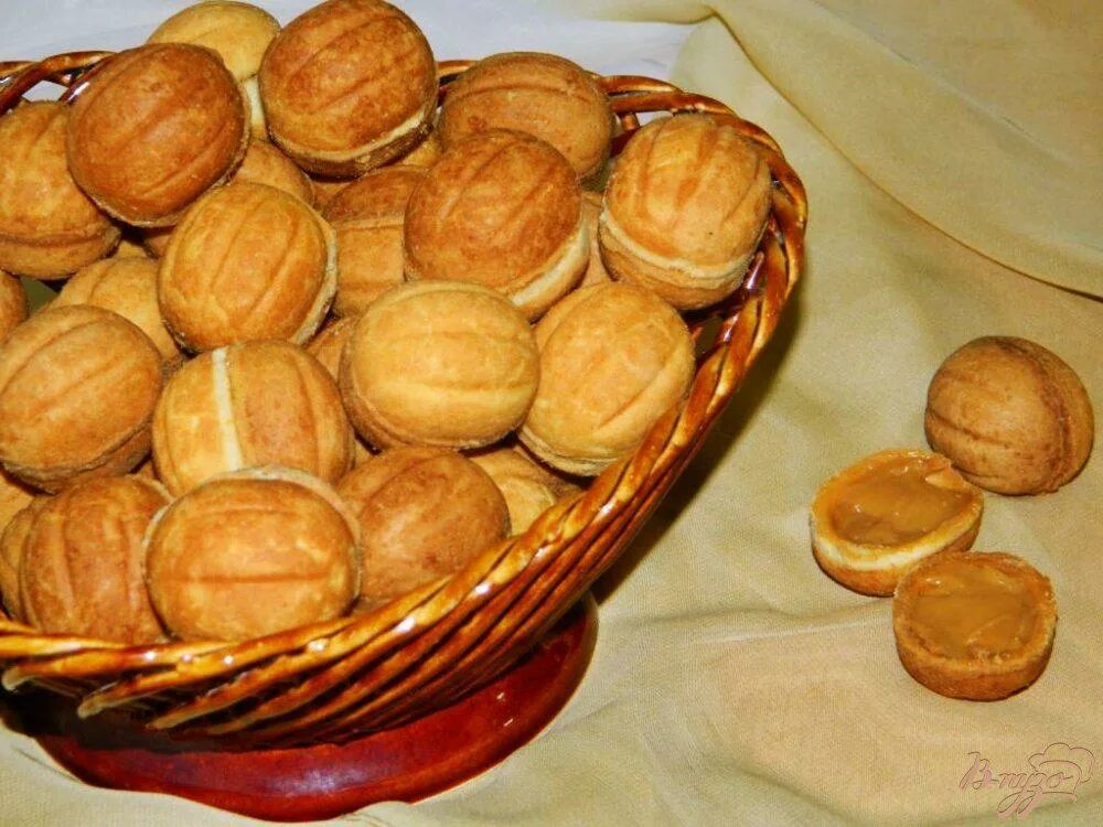 Печенье орешки со сгущенкой. Орешки с варёной сгущёнкой. Орешки со сгущенкой 1 кг. Орешки со сгущенкой простые. Орешки со сгущенкой простые.