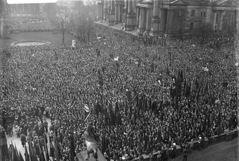 Антифашистская демонстрация в Берлине, 1932 год. Митинги нацистов в Германии 20 век. Митинг Гитлера 1937. Митинги Германия 1930.