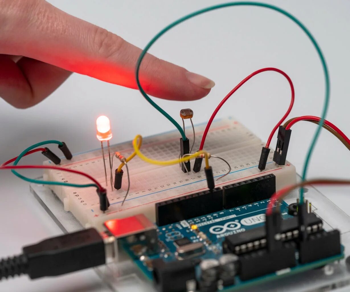 Ардуино переменный ток. Arduino uno фоторезистор. фоторезистор ардуино тинкеркад. ардуино circuit tinkercad. arduino 220vac.