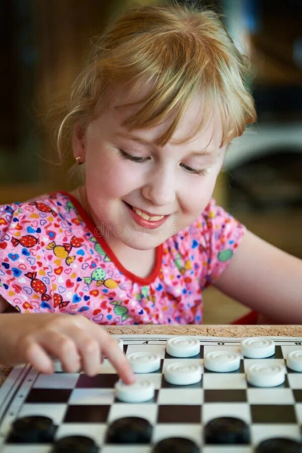 Шашки для девочек. Девочки которые играют в шашки. Шашки на улице для детей. Шашки в школе. Девочки которые играют в шашки.