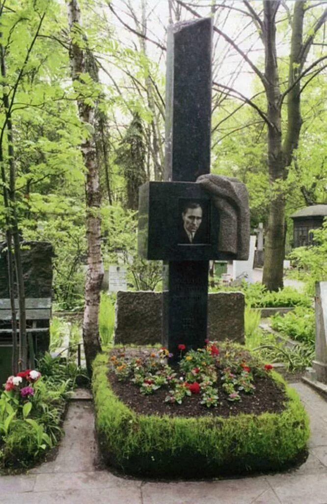 Рассказ шукшина на кладбище. Шукшин могила на новодевичьем кладбище. Новодевичье кладбище шукшин. Могила шукшина на новодевичьем кладбище. Рассказ шукшина на кладбище.