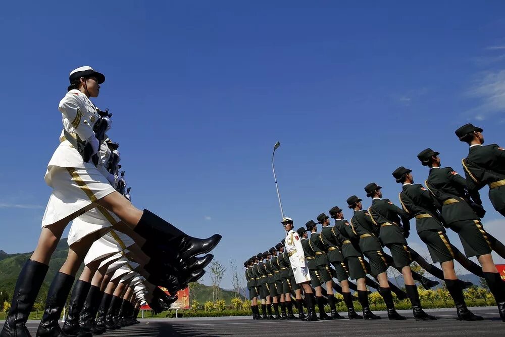 Военный парад. Военные китайские девушки на параде. Маршируют китайские девушки на параде. Китаянки военные маршируют на параде.