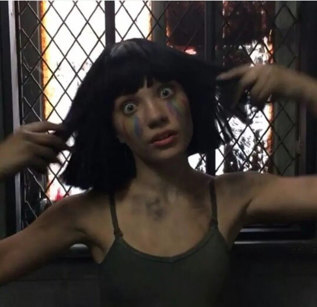 Sia the greatest. Мэдди зиглер thunderclouds. Руби сиа актриса джентльмены фото. Мэдди зиглер sia. Sia певица.