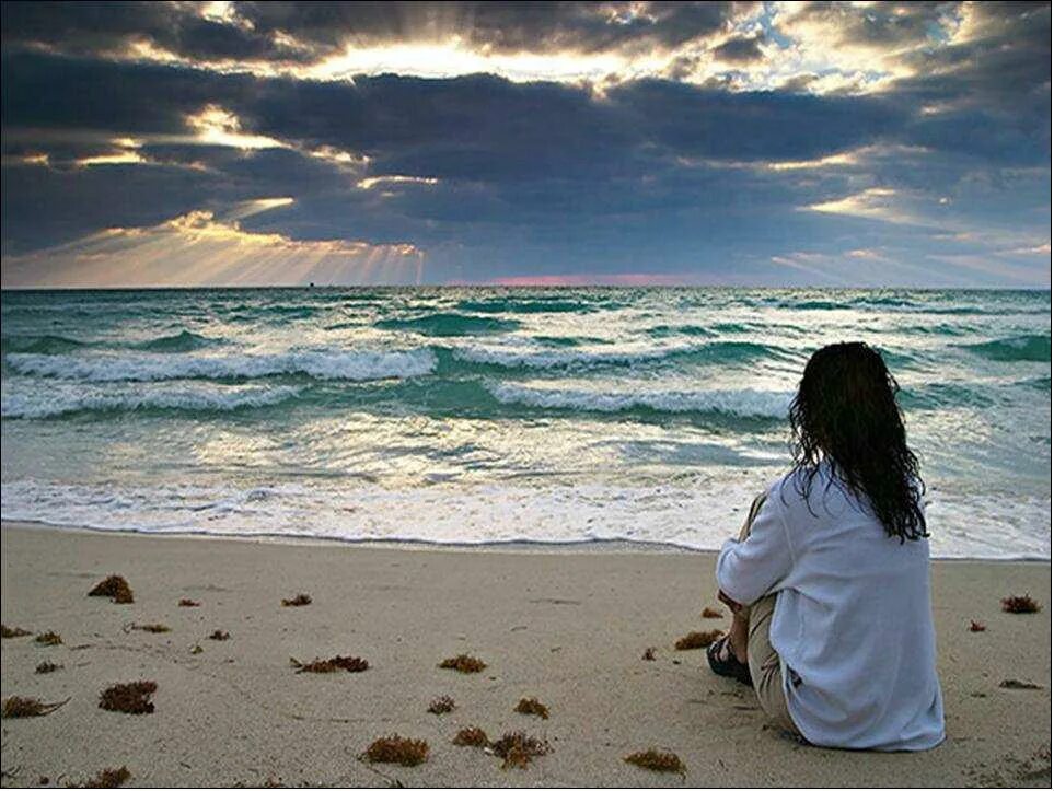 Что будет ждать мир. Девушка-море. Девушка на берегу моря. Девочка на море. Одинокая девушка у моря.