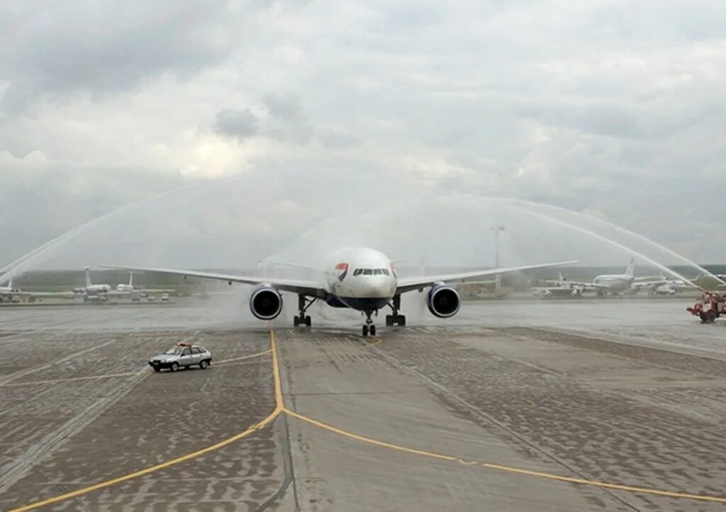 Орловский аэропорт реконструкция. Самолет в буре. Дождливый аэропорт. Самолет в грозу. Аэропорт дождь.