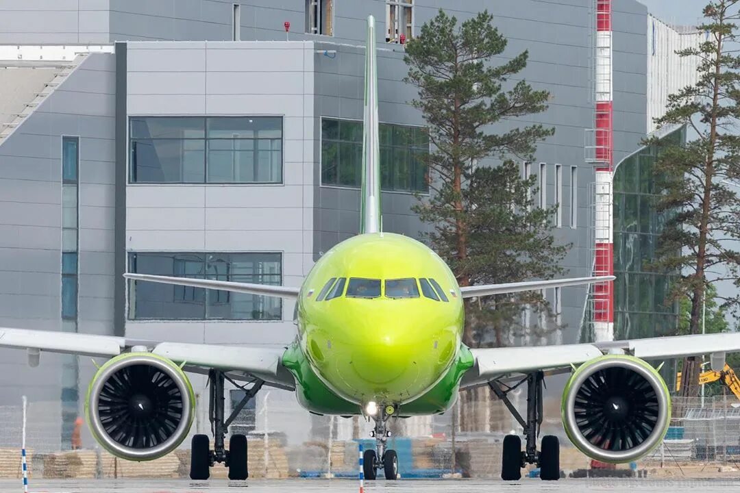 737 max s7. Аэропорт хабаровск матвеевское шоссе 28б. Московский аэропорт домодедово логотип. С7 аирлинес. Авиакомпания сибирь s7 airlines.