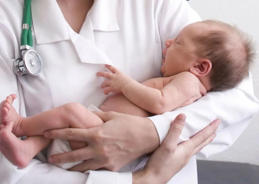 Акушер педиатр. Врач с новорожденным. Новорождённый и доктор. Медицинская сестра сребнком. Участковая медицинская сестра и ребенок.