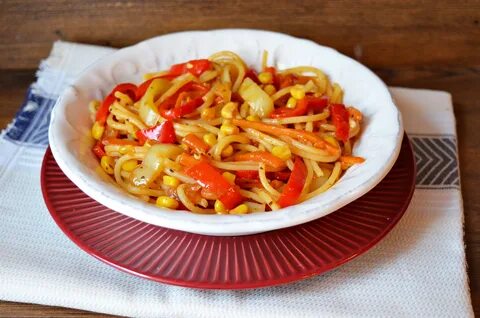 Макароны отварные с овощами