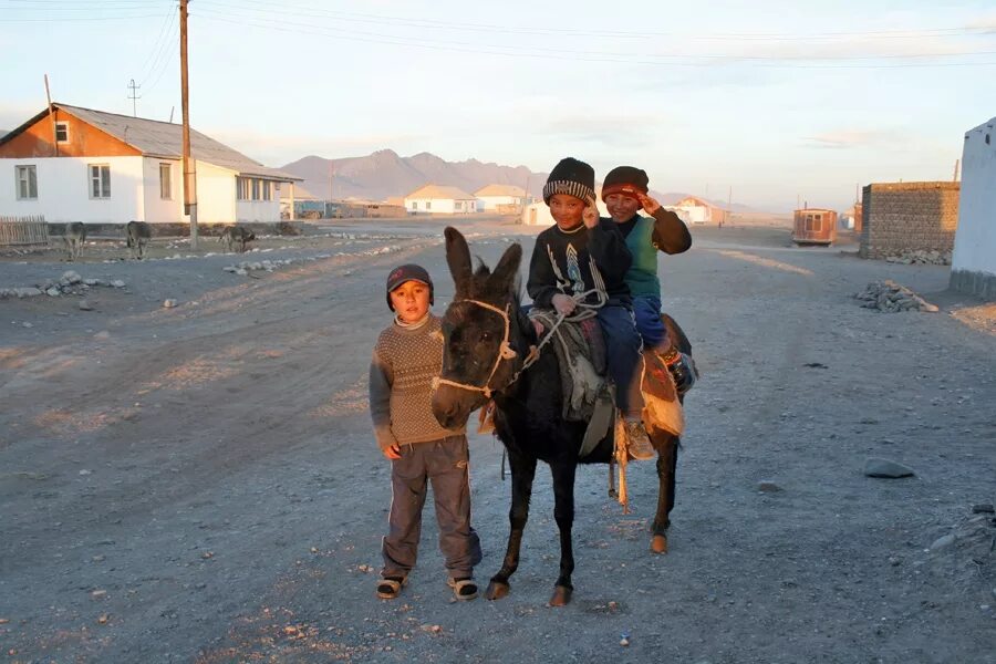 Киргиз мальчик. Поселок Сары Таш Киргизия. Кыргызский мальчик. Маленький мальчик Киргиз. Кыргызский мальчик 2009.