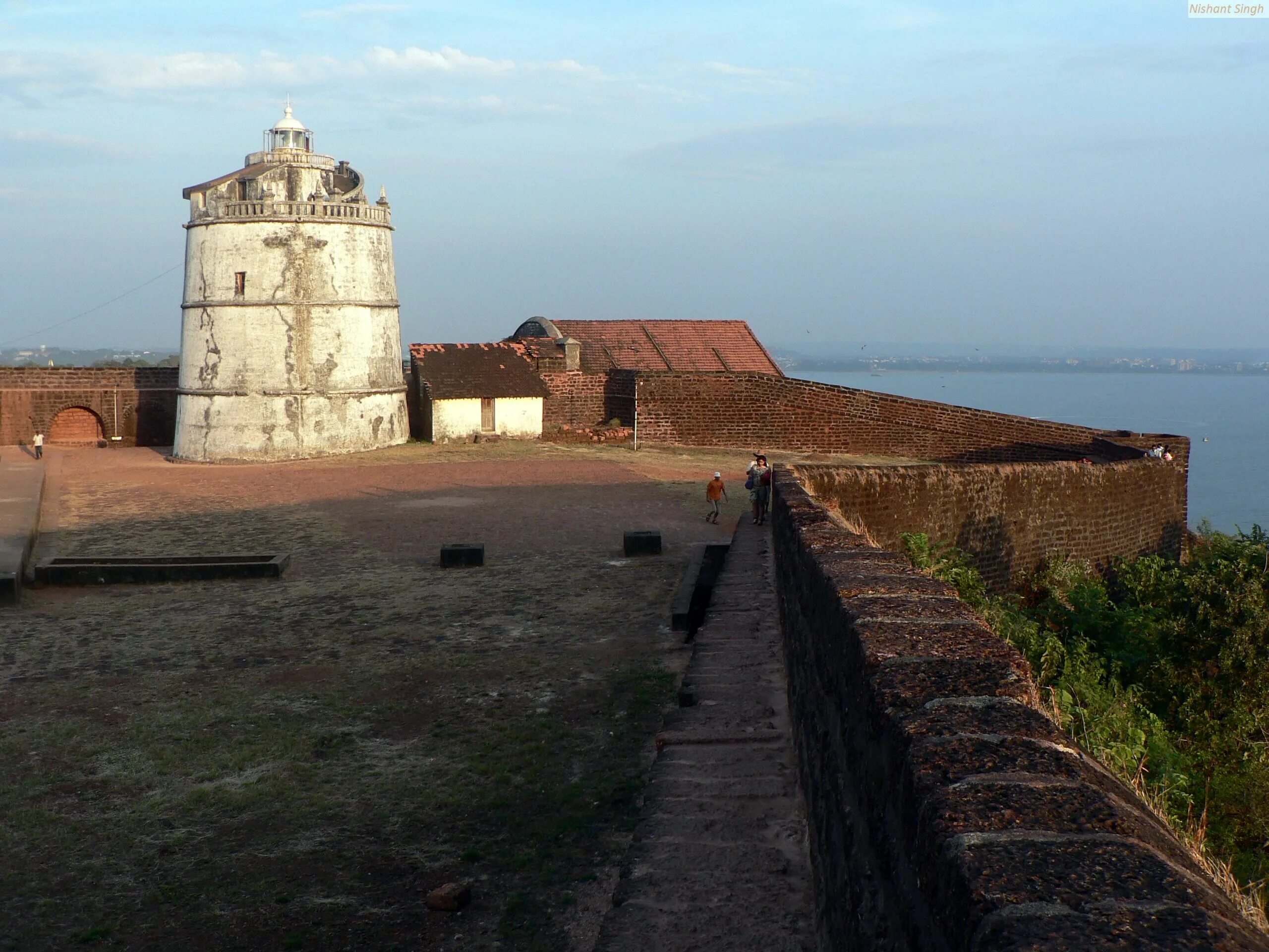 Форт время работы. Крепость Агуада Гоа. Португальский Форт Агуада. Форт Агуада Гоа экскурсии в тюрьму.