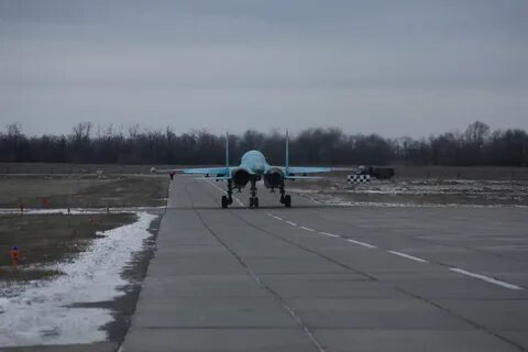 Самолеты на военном аэродроме морозовск
