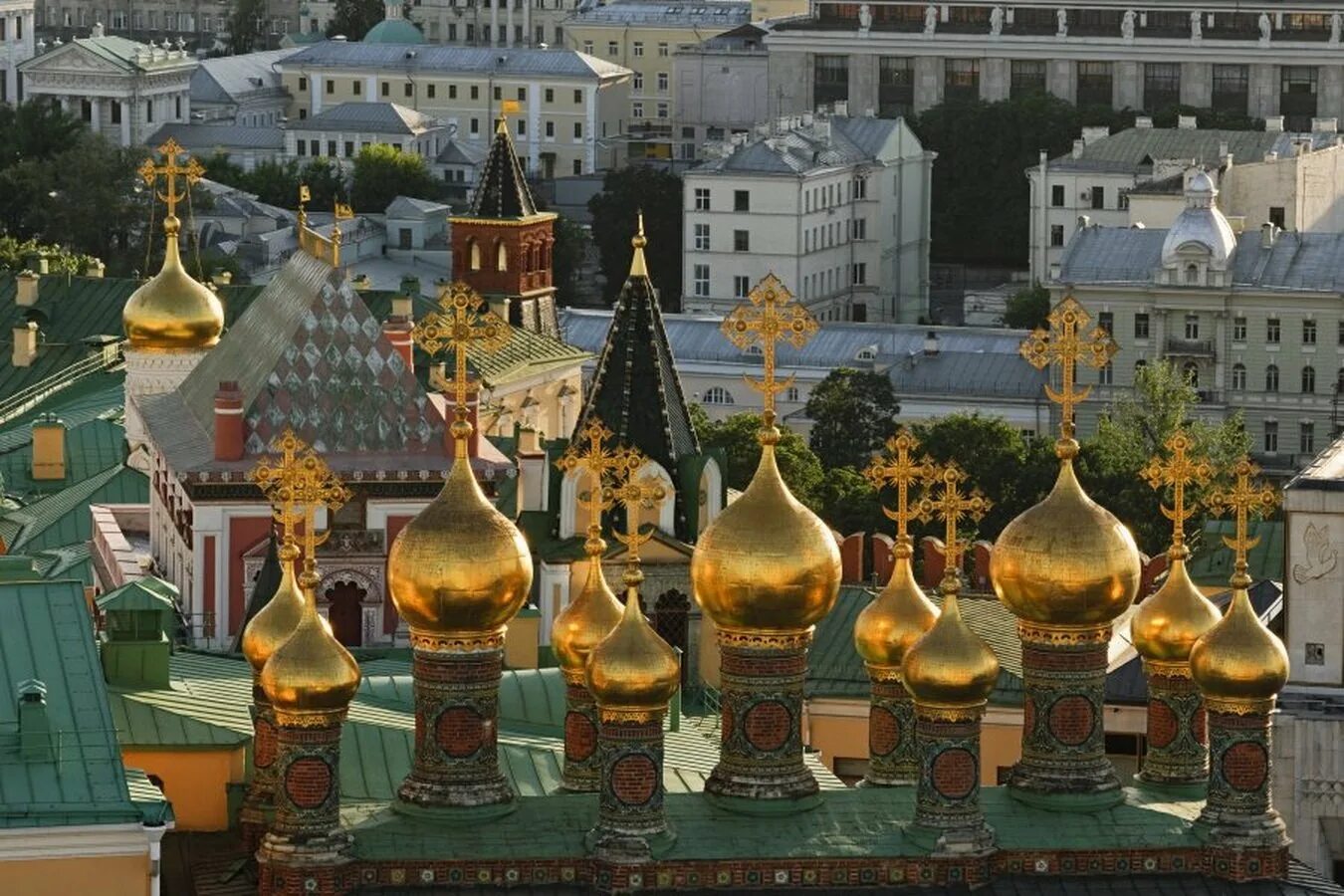 Церковь богородицы на сенях. Купола Верхоспасского собора Московского Кремля.