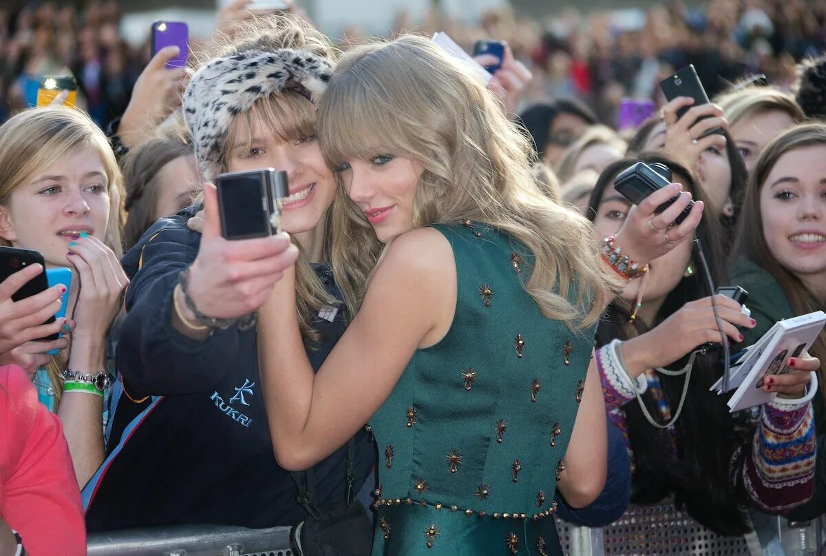 She a fan. Тейлор Свифт с фанатами. Taylor Swift with Fans. Концерт Тейлор Свифт с фанатами. Taylor Swift CMA 2013 Award.