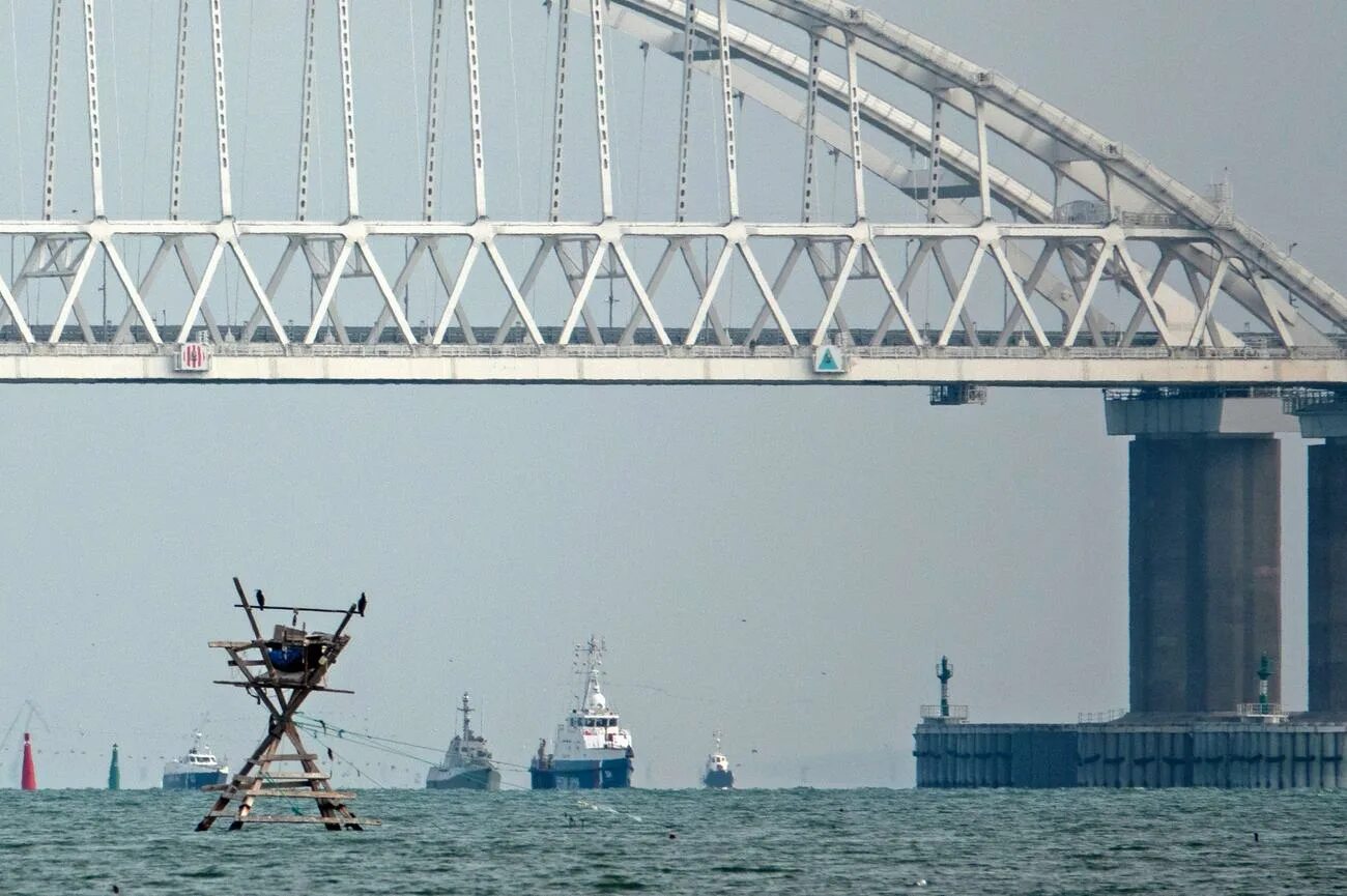 Керченский пролив военные. Керченский пролив Азовское море мост. Судоходство в Керченском проливе. Крымский мост корабли. Корабли в Керченском проливе.