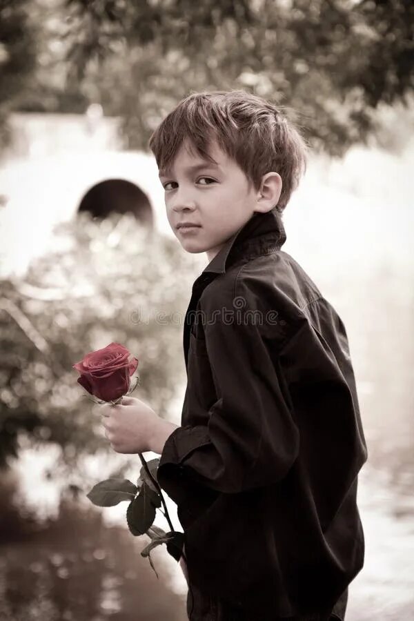 Открытка с букетом цветов в руках у мальчика. Ману риос с цветами. Matheus almeida фото. Мальчик с розой. Rose boy.