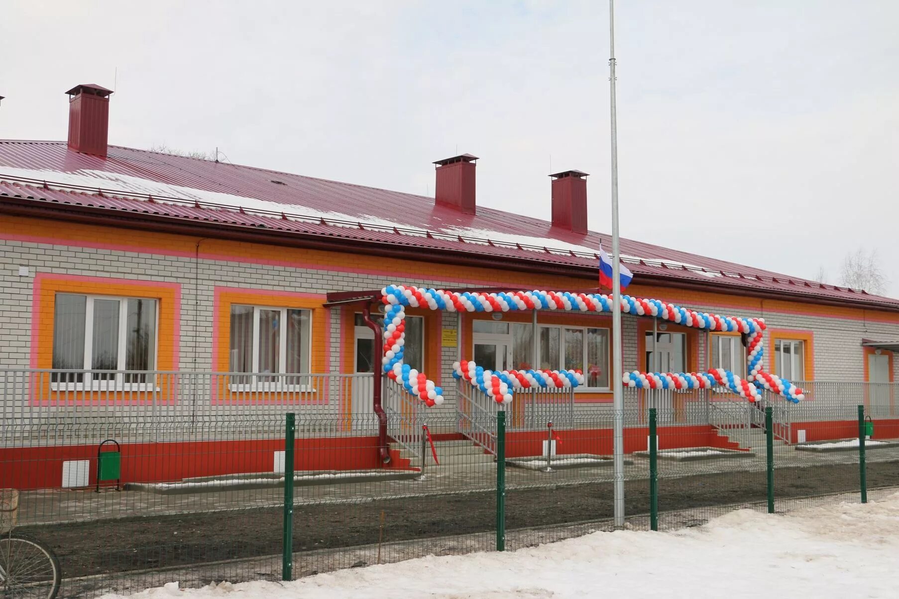 Муниципальные учреждения брянской. Детский сад в Дмитрово Почепский района. Детский сад в селе Дмитрово Почепского района. С Дмитрово Почепского района Брянской области. Новый детский сад в Почепе.